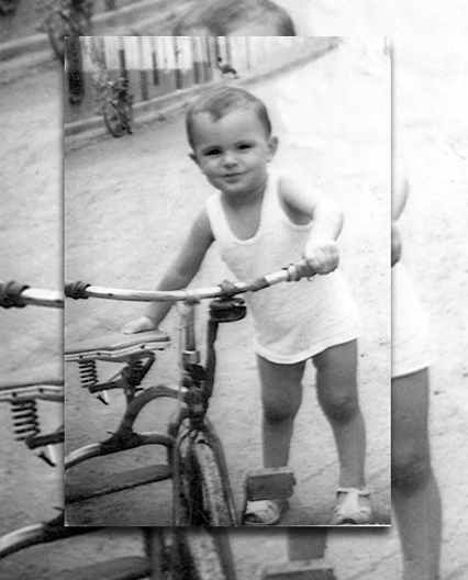 el autor de niño con su triciclo
